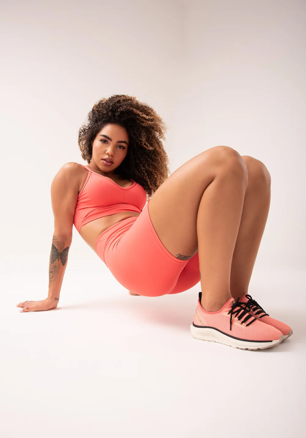 Tênis esportivo coral com dois cadarços dlk
