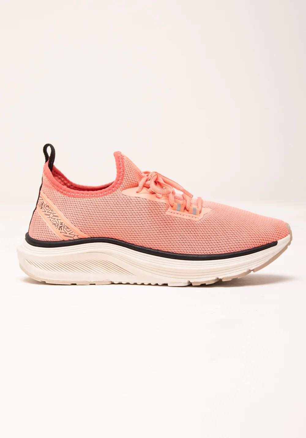Tênis esportivo coral com dois cadarços dlk